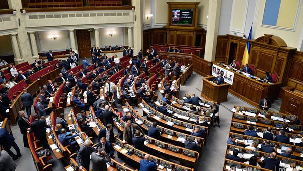 Депутаты на заседании Верховной рады Украины в Киеве. Архивное фото