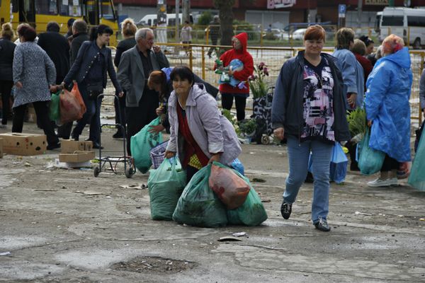 Несанкционированные торговцы пытаются унести свой товар во время рейда по борьбе со стихийщиками в Симферополе Несанкционированные торговцы пытаются унести свой товар во время рейда по борьбе со стихийщиками в Симферополе