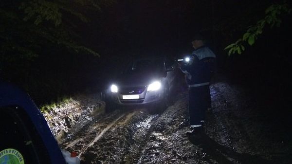 Спасатели эвакуировали 8 человек, застрявших на автомобилях в горно – лесной местности