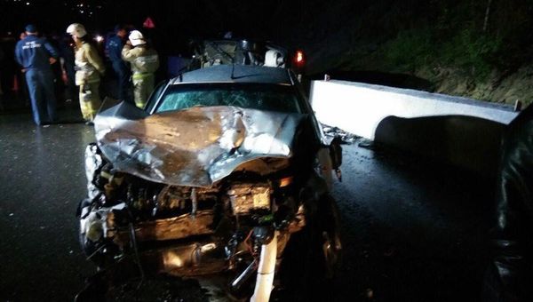 ДТП с участием двух иномарок и автобуса с футбольными фанатами в Крыму