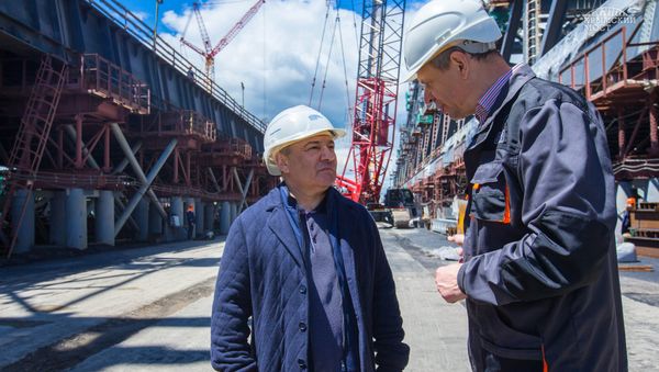 Председатель совета директоров компании Стройгазмонтаж Аркадий Ротенберг (слева) осмотрел площадку строительства моста через Керченский пролив