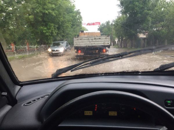 Ливень на проспекте Вернадского в Симферополе