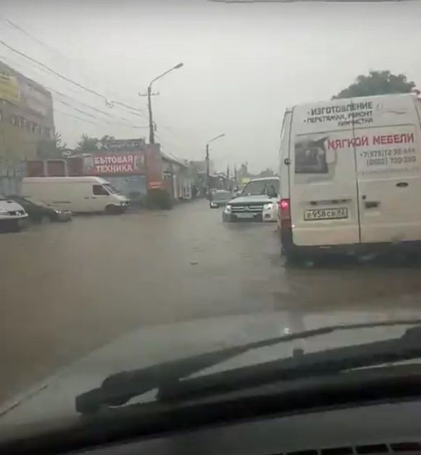  Ливень на ул. Глинке в Симферополе