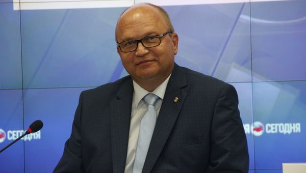 Глава администрации Симферополя Геннадий Бахарев
