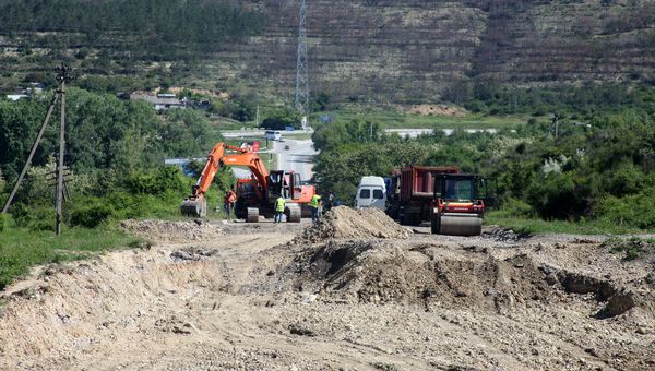 Восстановление разрушенного оползнем участка трассы Севастополь-Симферополь возле села Поворотного