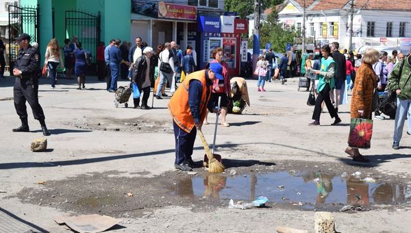 Уборка мусора на площади перед Центральным рынком Симферополя