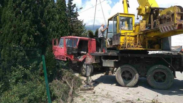 В Массандре автомобиль КамАЗ въехал на детскую площадку