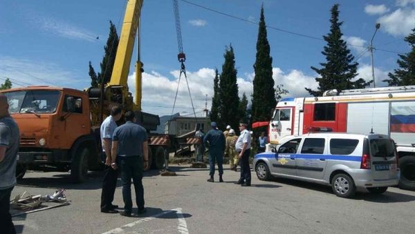 В Массандре автомобиль КамАЗ въехал на детскую площадку