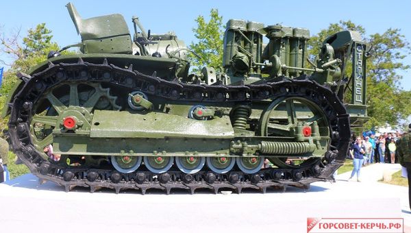 Открытие памятного знака Трактор-тягач ЧТЗ С-60 Сталинец в Керчи