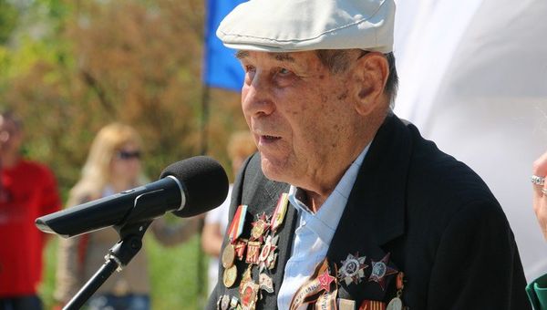Ветеран Великой Отечественной войны Александр Лубенцов на открытии памятного знака Трактор-тягач ЧТЗ С-60 Сталинец в Керчи