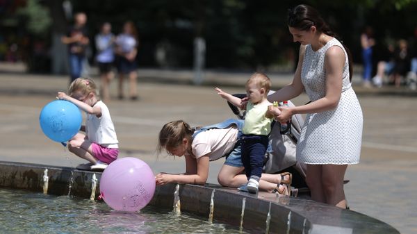 Жители города возле фонтана