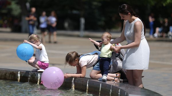 Жители города возле фонтана. Архивное фото