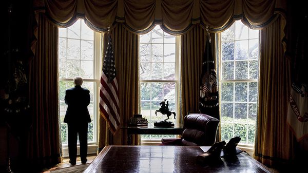 Президент США Дональд Трамп в Овальном кабинете Белого дома