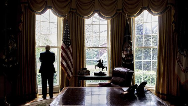 Президент США Дональд Трамп в Овальном кабинете Белого дома