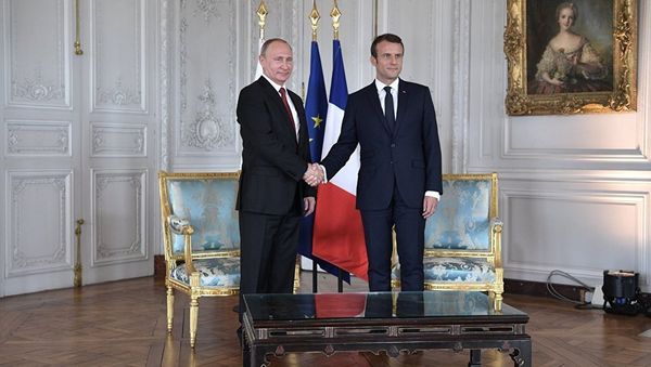 Президент РФ Владимир Путин и президент Франции Эммануэль Макрон во время встречи в Версальском дворце. 29 мая 2017