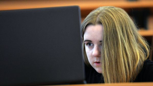 Девушка за ноутбуком