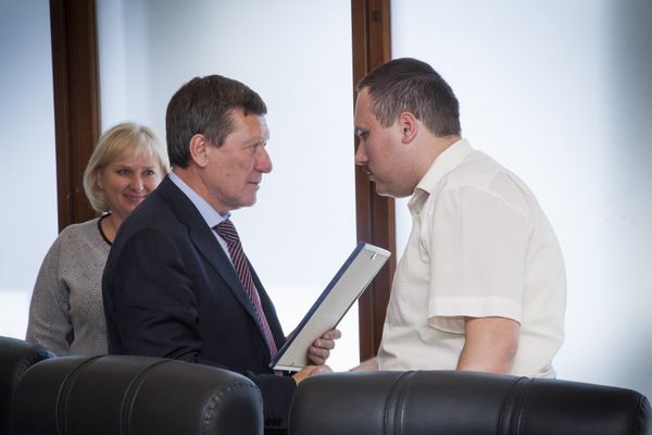Заместитель представителя президента в ЮФО Владимир Груба вручает сертификат на грант руководителю группы ученых, доценту кафедры алгебры и функционального анализа Таврической академии КФУ Федору Стонякину