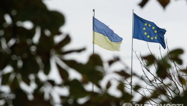 Флаги Украины и Европейского союза на одной из улиц Киева. Архивное фото