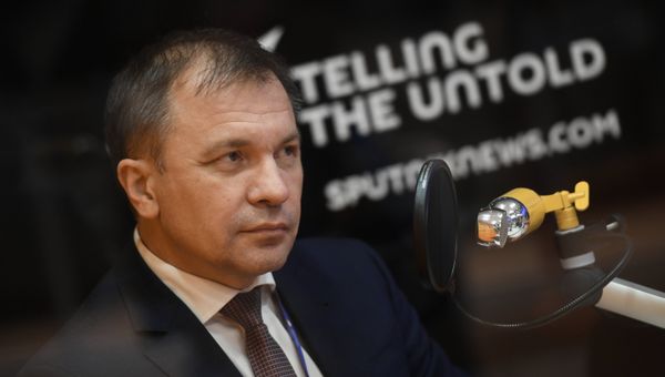 Министр экономического развития Республики Крым Андрей Мельников в студии радио Sputnik в Экспофоруме на Санкт-Петербургском международном экономическом форуме 2017