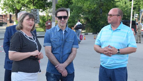 Рок-музыкант Вячеслав Бутусов на прогулке в Симферополе