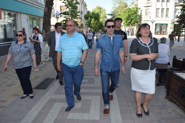  Рок-музыкант Вячеслав Бутусов на прогулке в Симферополе