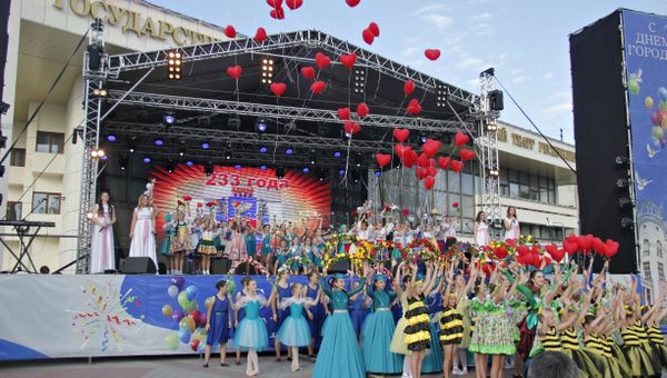Праздничное шествие по случаю 233-летия основания Симферополя