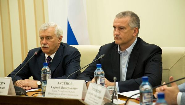 Глава Республики Крым Сергей Аксенов (вправа) и губернатор Санкт-Петербурга Георгий Полтавченко (слева) на расширенном заседании представителей органов власти Санкт-Петербурга и Республики Крым