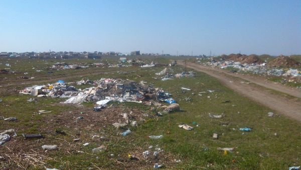 Стихийная свалка мусора в селе Красная Зорька Симферопольского района Стихийная свалка мусора в селе Красная Зорька Симферопольского района