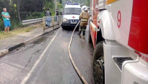 Столкновение рейсового автобуса с иномаркой на Ялтинской трассе