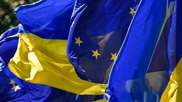 Флаги Украины и Евросоюза на церемонии по случаю введения безвизового режима между Украиной и ЕС