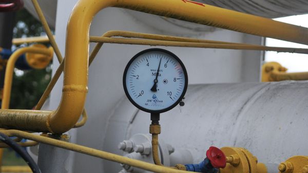 Манометр на объекте высокогорной газокомпрессорной станции