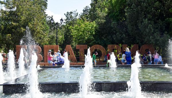 В День России епваторийцам подарили 13-метровую скамью