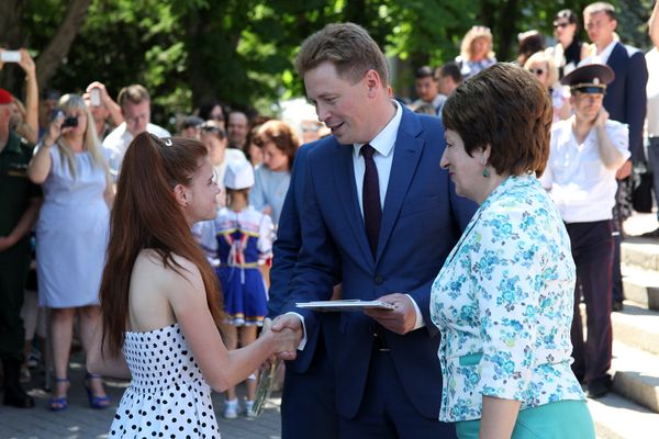 Врио губернатора города Дмитрий Овсянников и спикер Заксобрания Севастополя Екатерина Алтабаева в рамках празднования дня России вручили паспорта граждан РФ юным севастопольцам