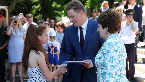 Врио губернатора города Дмитрий Овсянников и спикер Заксобрания Севастополя Екатерина Алтабаева в рамках празднования дня России вручили паспорта граждан РФ юным севастопольцам