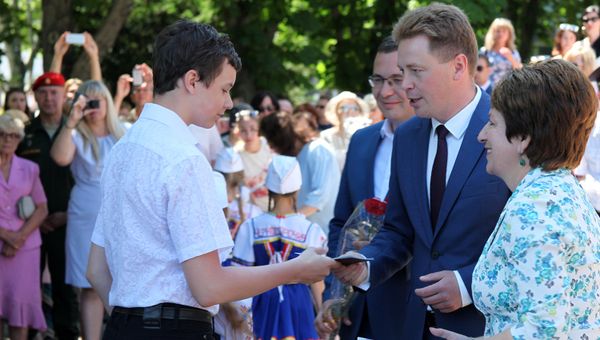Врио губернатора города Дмитрий Овсянников и спикер Заксобрания Севастополя Екатерина Алтабаева в рамках празднования дня России вручили паспорта граждан РФ юным севастопольцам