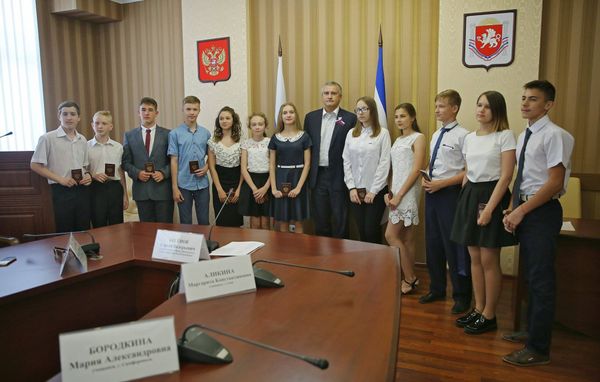 Глава Республики Крым Сергей Аксенов в рамках празднования Дня России вручил паспорта граждан РФ юным крымчанам