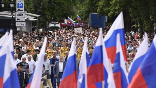 Парад дружбы народов в Симферополе, посвященный празднованию Дня России