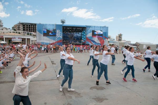 Танцевальный флешмоб в Ялте Русь танцевальная, посвященный Дню России