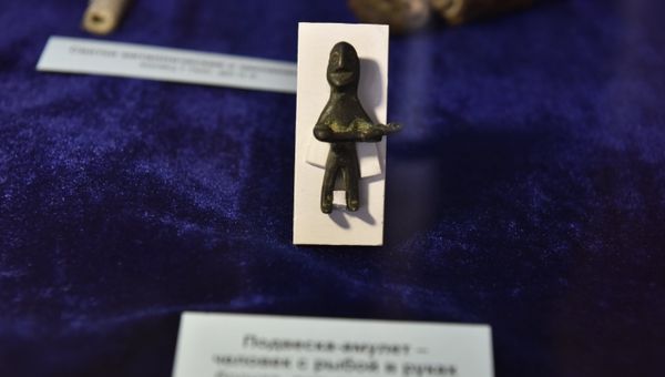 Экспонат выставки Достояние Республики. ФСБ России против черной археологии. Подвеска-амулет - человек с рыбой в руках Экспонат выставки Достояние Республики. ФСБ России против черной археологии. Подвеска-амулет - человек с рыбой в руках