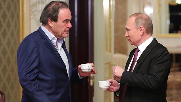 Президент РФ Владимир Путин и американский режиссер Оливер Стоун во время интервью