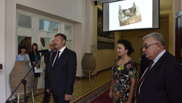 Руководитель Управления ФСБ по Республике Крым и Севастополю Виктор Палагин (в центре) на открытии выставки Достояние Республики. ФСБ России против черной археологии в Центральном музее Тавриды