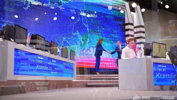 Президент РФ Владимир Путин в основной студии московского Гостиного двора перед началом ежегодной специальной программы Прямая линия с Владимиром Путиным. 15 июня 2017