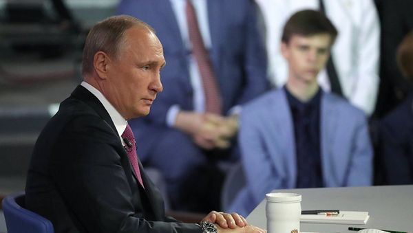 Президент РФ Владимир Путин во время ежегодной Прямой линии. 15 июня 2017