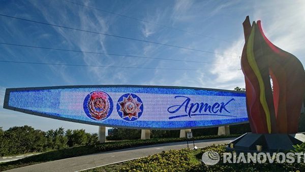 Стелла Международного детского центра Артек в Крыму. Архивное фото