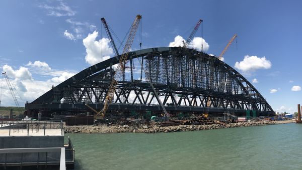 Строители завершили сборку железнодорожной арки Крымского моста