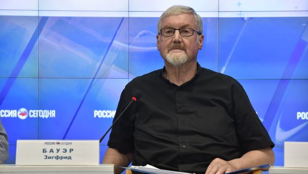Немецкий дирижер Зигфрид Бауэр на пресс-конференции в мультимедийном пресс-центре МИА Россия сегодня в Симферополе