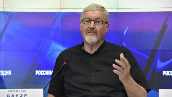 Немецкий дирижер Зигфрид Бауэр на пресс-конференции в мультимедийном пресс-центре МИА Россия сегодня в Симферополе