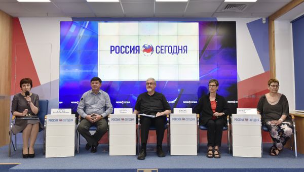 Пресс-конференция Музыка объединяет людей. Слева направо:заместитель главы администрации Евпатории Валерий Батюк, немецкий дирижер Зигфрид Бауэр, музыкант, педагог Вальтрауд Бауэр