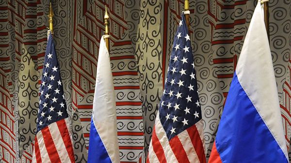 Флаги России и США. Архивное фото Флаги России и США. Архивное фото