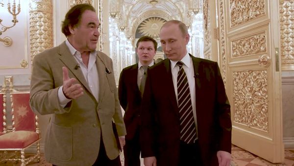 Президент РФ Владимир Путин и американский кинорежиссер Оливер Стоун во время интервью Президент РФ Владимир Путин и американский кинорежиссер Оливер Стоун во время интервью